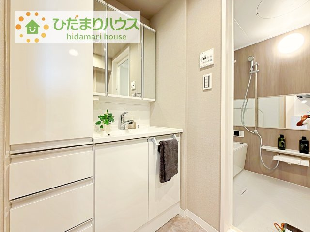 三面鏡の大きな鏡は憧れます(^^♪　鏡の後ろは収納となっていて、細かいものでも収納できるのでスッキリと整理できます！