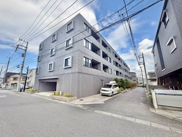 【重厚感あふれる黒タイル張り】街並みに映えるスタイリッシュで上質な外観デザイン