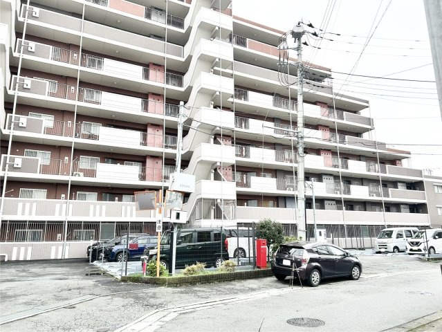 駐車場と明記されていても、最小スペースでつくられた駐車場だと大型車は駐車できなかったり、出入りしにくくなったりする可能性があります。お車のサイズと購入したい物件の駐車場のサイズを現地で確認しましょう。