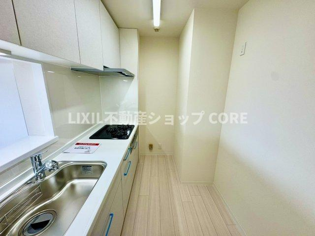 カウンター下部には豊富な収納を設置しスペースを有効活用しております。充実したキッチンです。　