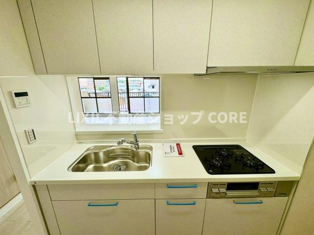 リビングを見渡せるカウンターキッチンで、お子様の様子を伺いながら食事の支度が可能！　