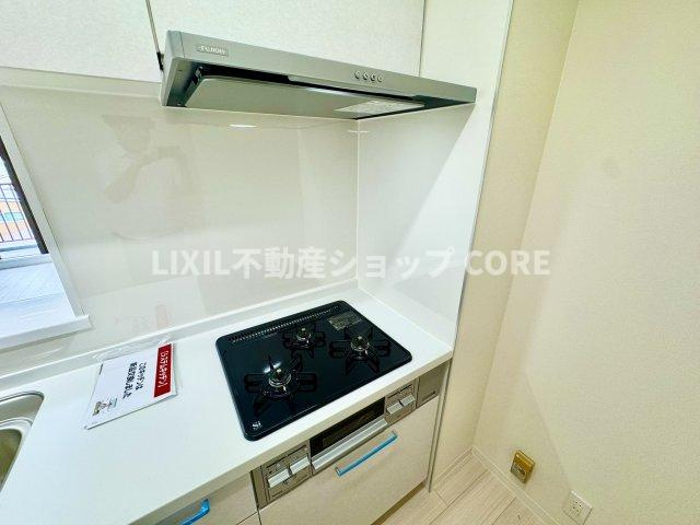三口コンロで、お料理の効率もアップ！使い勝手の良さを考えました。お洒落なシステムキッチンです。　