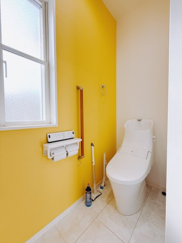 ■トイレ｜黄色のクロスがオシャレなトイレ。大きな窓付きのトイレになっています♪常に換気もできて綺麗を保ちます♪