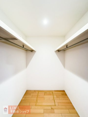 ハンガーパイプにかけられた衣類を一目で確認することができるので、探しているものが見つけやすく、必要なものもすぐに取り出すことができます。