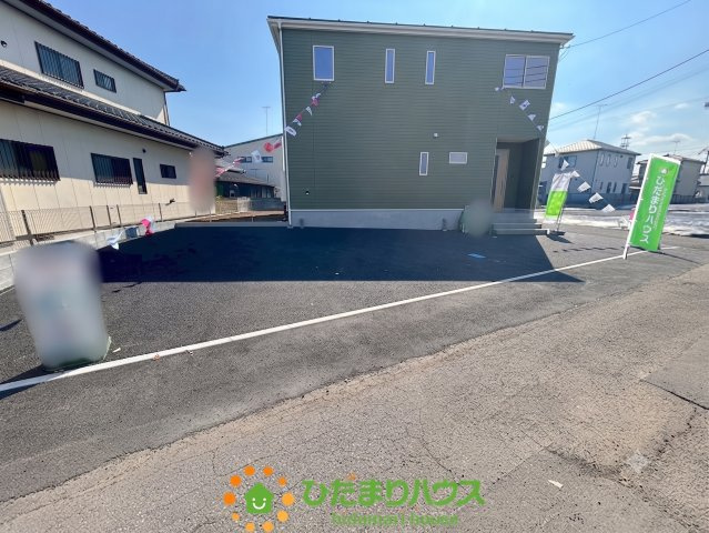 広々とした駐車スペースで、毎日の車の出し入れもスムーズにできそうですね！