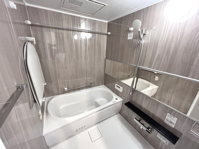 毎日のバスタイムが楽しみになりそうな広々浴室♪　雨の日のお洗濯にも大活躍！浴室乾燥機付