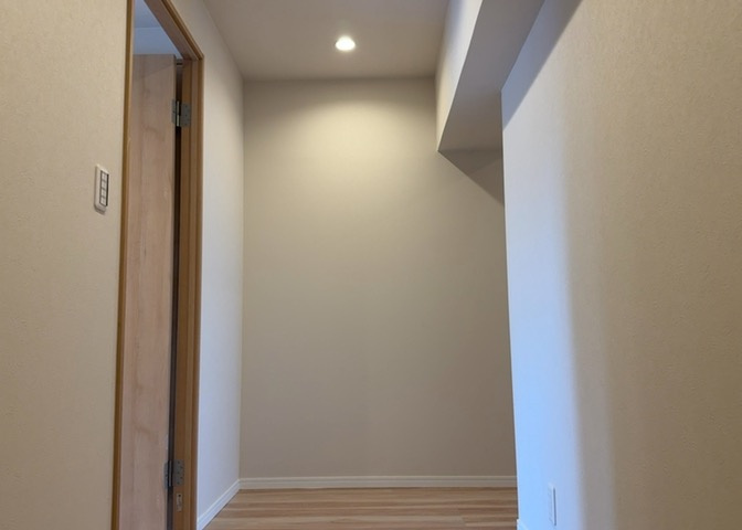 2026年8月に全室クロス張替・床貼替・建具交換などのリフォームが完了予定。配管更新も実施され見えない部分も安心です。明るく洗練された内装デザインで、新しい暮らしを気持ちよくスタートできます。