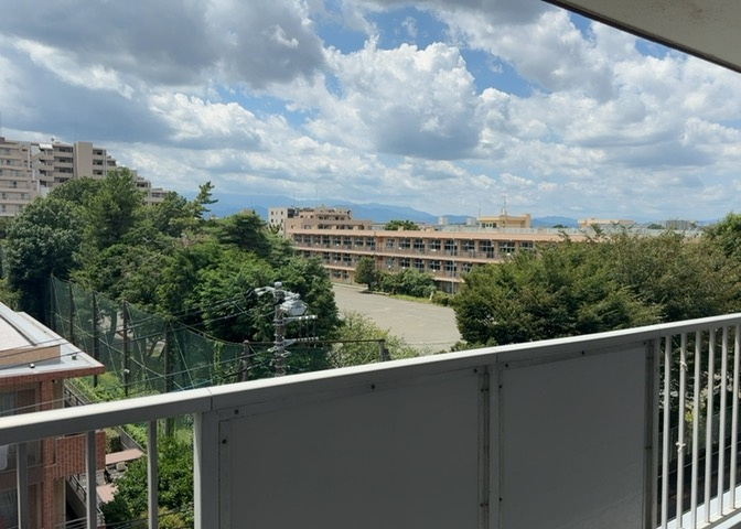 5階のお部屋からの眺望は遮るものがなく開放感にあふれています。青空が広がる気持ちの良い景色を望むことができ、日々の暮らしに潤いを与えてくれます。陽当りの良さを現地でぜひお確かめください。