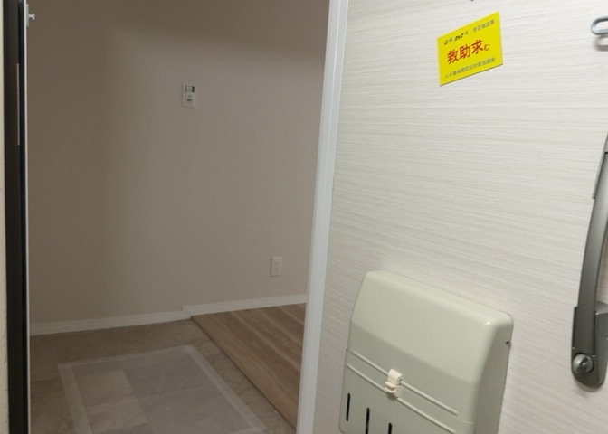 玄関には収納力のあるシューズボックスを設置予定です。靴をすっきりと整理整頓できるため、いつでも綺麗な玄関空間を維持できます。TVモニタ付インターホン搭載で来客時の防犯面にも配慮されています。