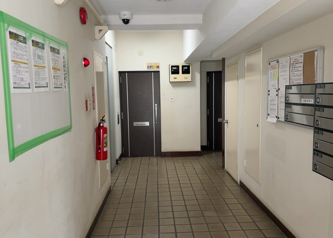 ルネ東林間Ｄ棟の共用エントランスです。日勤の管理体制が整えられており、共有部分の清掃や管理が行き届いています。落ち着いた佇まいで住まい手を温かく迎え入れ、安心感をもたらすアプローチです。