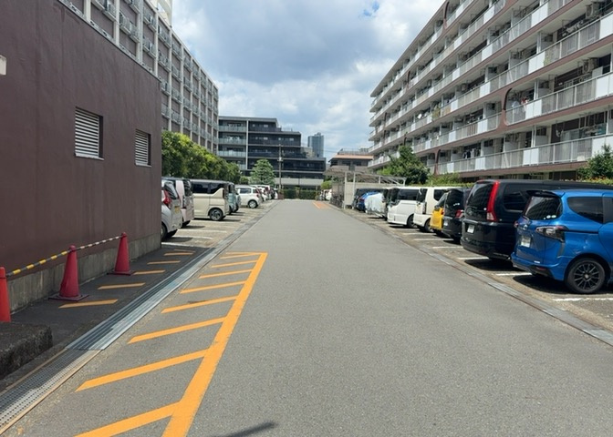 敷地内には月額8000円でご利用いただける駐車場がございます。空き状況については随時確認が必要となりますので、お車をお持ちの方やご購入を検討されている方はお気軽にお問い合わせください。