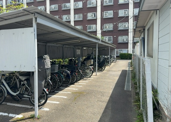 敷地内には屋根付きの駐輪場も完備されています。東林間駅まで徒歩8分の距離ですが、自転車を利用すれば近隣の買い物施設への移動もよりスムーズになります。利用料金や空き状況はお問い合わせ下さい。