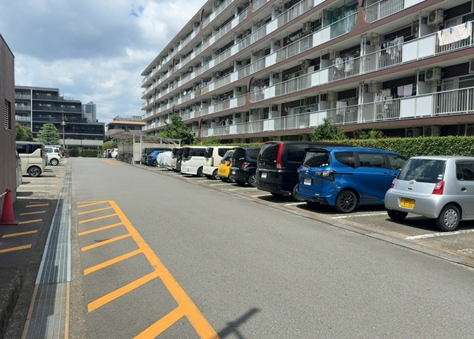 敷地内に用意された平面駐車場です。出入りもしやすく、日々の愛車の出し入れがスムーズに行えます。お車での通勤やお買い物、休日のお出かけにも便利な環境が整っており、快適なカーライフを支えます。