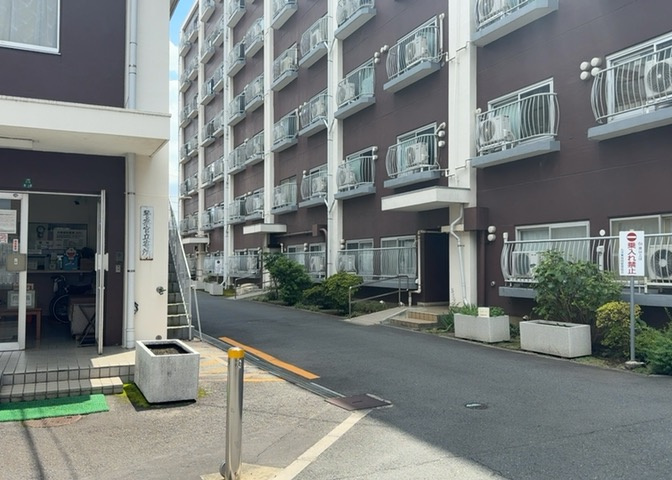 敷地内の共用スペースには緑が配置され、居住者の憩いの場となっています。敷地全体がゆったりとした配置になっており、子育て世帯にも安心の住環境です。管理の行き届いた共有部をぜひ現地でご確認ください。