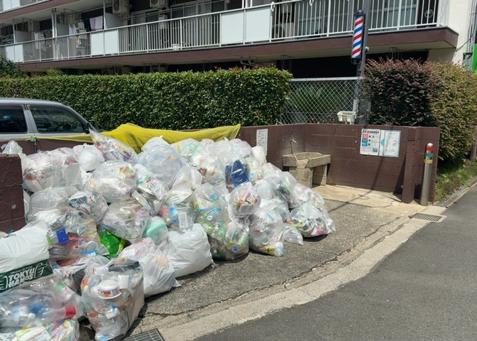 安心の暮らしを支えるTVモニタ付インターホンが設置されています。訪問者の姿を確認してから対応できるため、セキュリティ面でも安心感があります。2026年8月のリフォームで設備が一新されます。
