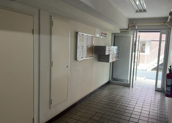 マンションの共用部は清掃が行き届いており、居住者が気持ちよく過ごせる環境が維持されています。管理組合による適切な維持管理が行われており、長く安心して住み続けられるコミュニティが形成されています。