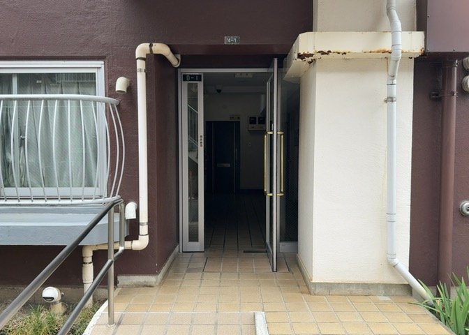広々とした1階ロビー部分は、清掃が行き届き清潔感のある空間が維持されています。日勤の管理員が巡回や管理を行っているため、治安面でも安心感があり、訪れるゲストを気持ち良く迎え入れることができます。