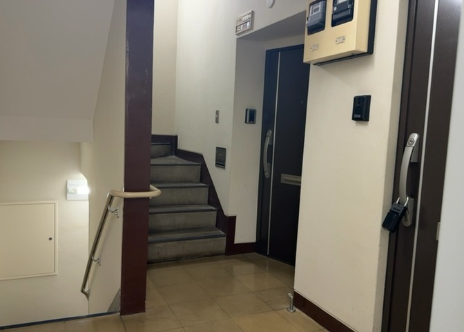 階段や廊下などの共用部分も綺麗に整備されています。エレベーター完備のため、5階のお部屋への行き来や重い荷物の持ち運びも快適です。日々のお買い物の際にもストレスなくお部屋まで移動していただけます。