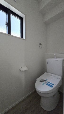 温水洗浄便座付きの清潔感あるトイレです。