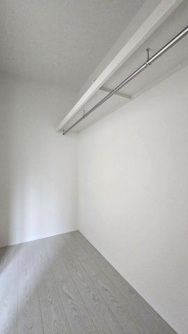 大容量のウォークインクローゼットがあり、季節物のお洋服もしっかり収納できます。　充実した収納量でお部屋のスペースを有効活用できます。　