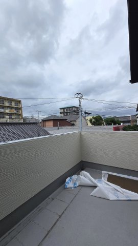 ゆとりあるバルコニーはお洗濯時以外にも趣味スペースとしても使えて使い勝手が良いです。　晴れた日にはバルコニーで食事やお茶するのも楽しそうですね。　