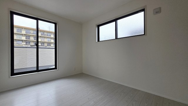 二面採光のお部屋で気持ちの良い自然光がお部屋を暖かくしてくれます。　