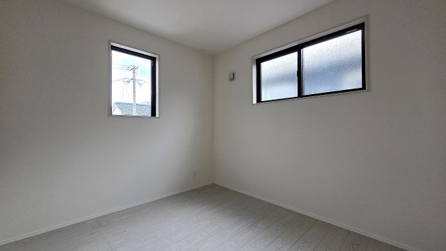気持ちの良い陽射しの射し込むお部屋は、ついついお昼寝してしまいそうになりますね。　