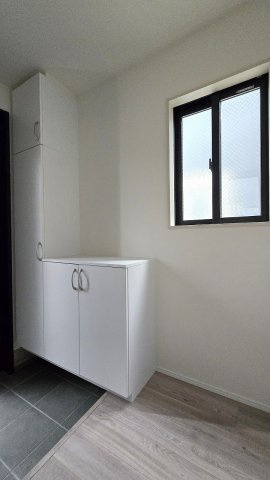 下駄箱完備で靴の収納は困りません。　靴は下駄箱に収納して玄関周りはすっきりを保てます。　