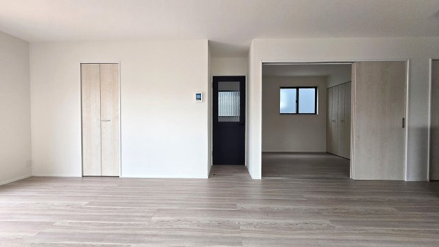 隣接洋室と一体利用できる開放的な空間です。