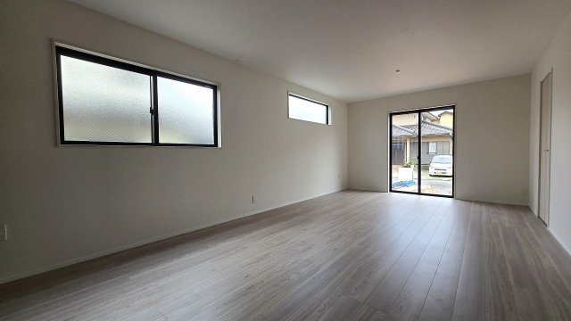 大きな窓から陽光が差し込む明るいLDKです。