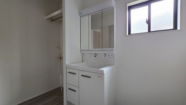 三面鏡と収納付きで使いやすい洗面室です。