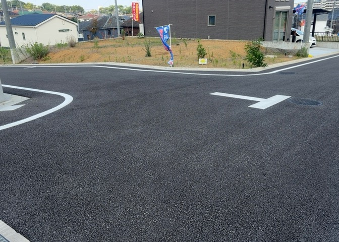 土地の形が極端に長細かったり、狭小地、あるいは道路との高低差がある傾斜地だった場合、後々売ろうとしても買い手がつかない場合もあります。後々、売却することになった時に価値の下がらない土地を選びましょう。