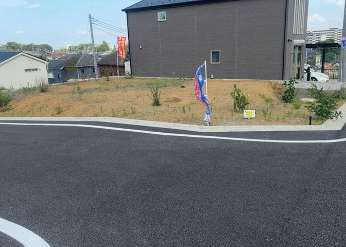 土地の面積＝住宅面積ではありません。建ぺい率の問題などで、土地のある場所によって住宅を建てられる面積は限られています。高さもしかり、「土地」という言葉の中には、建築条件も含まれると考えておきましょう。