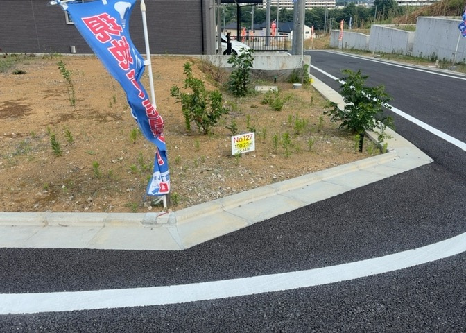 家を建てる場合、方位は要チェックです。現実的に日当たりのよい家ならばリビングは南側、建築基準法でも北側に当たる家への配慮は求められています。土地を見学に行く際は、方位磁針を持って行くようにしましょう。