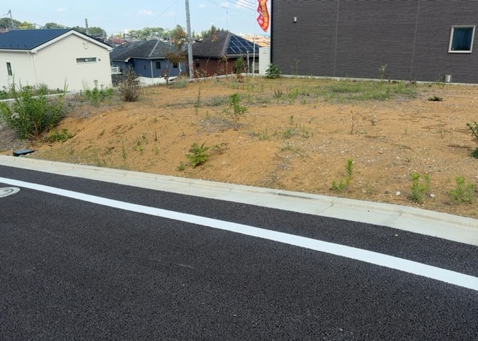 土地を買う際、住む地域の自治体や福祉の補助制度にも注目してみましょう。子供や老人の医療補助やゴミ出しのルールなど、自治体によってルールに大きな違いがあるため、暮らしやすい土地で判断するとよいでしょう。