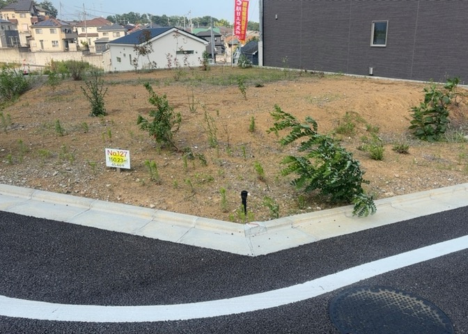 土地購入を検討されている場合、境界杭がない状態で購入してしまうと境界確定測量をする必要があり、費用がかかります。購入の前に、売主、隣土地所有者立ち合いのもと境界を確定し境界杭を設置するのがベストです。