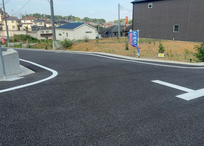 人が暮らすうえで日光は大切な要素となります。日当たりの良さは譲れないポイントですね。併せて近くに大きな建築物の建築予定がないか、あるいはそれが可能な土地が近くにないか事前に確認することもお勧めします。