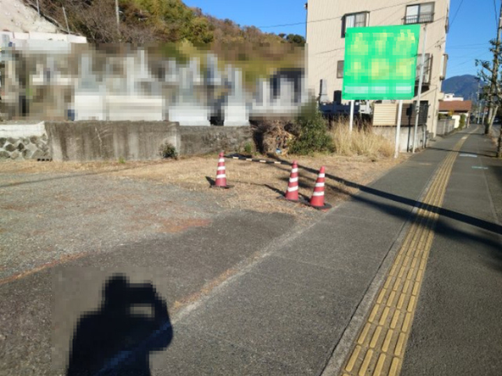 歩道側から見た土地です。