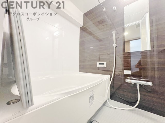 ユニットバスは省スペースでありながら、シンプルな設計と使いやすさを備え、簡便なメンテナンスが可能です。またミラー・小物置き場もあり便利です。