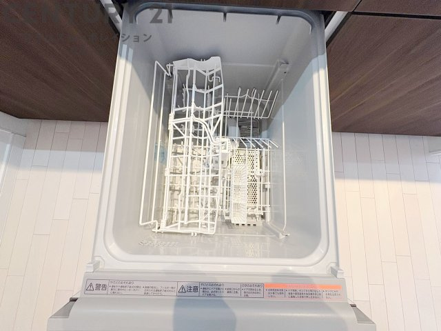 手洗いに比べて時間や労力を節約できることです。また、高温のお湯で洗浄されるため、雑菌や細菌を殺菌する効果もあります。さらに、乾燥機能があるため、手で拭く手間も省け衛生的に保管できます。
