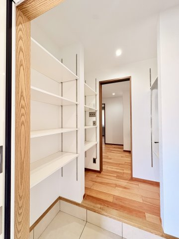 ガレージから入室してすぐのシューズインクローゼット。使い勝手のいい間取です。