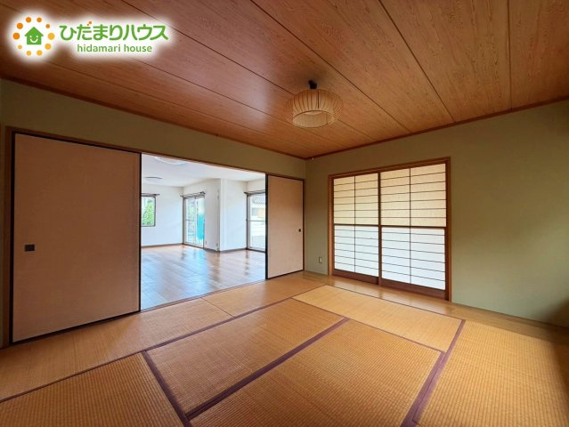 リビングと隣り合わせにある和室は合わせて24.2畳！扉を閉めれば、来客用の部屋として使えます♪