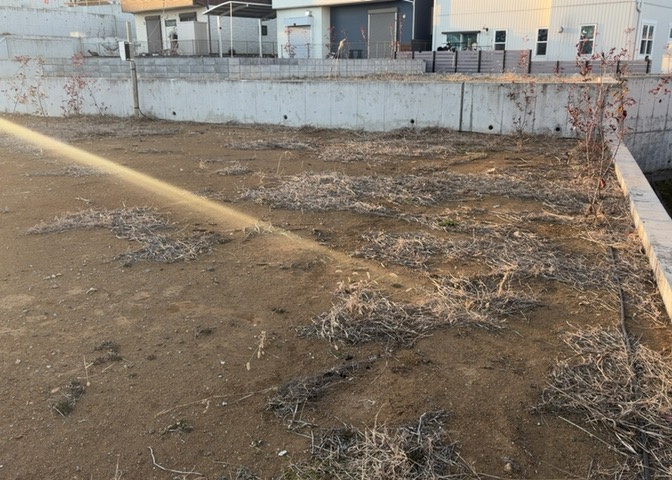 土地の形が極端に長細かったり、狭小地、あるいは道路との高低差がある傾斜地だった場合、後々売ろうとしても買い手がつかない場合もあります。後々、売却することになった時に価値の下がらない土地を選びましょう。
