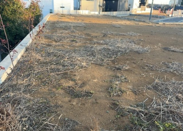 土地を買う際、住む地域の自治体や福祉の補助制度にも注目してみましょう。子供や老人の医療補助やゴミ出しのルールなど、自治体によってルールに大きな違いがあるため、暮らしやすい土地で判断するとよいでしょう。
