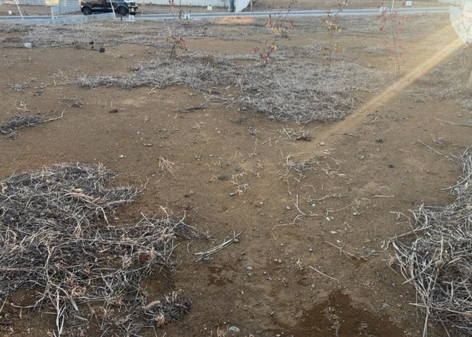 土地の前の道路に消火栓が設置されていることがあります。この場合、道路交通法第45条第1項により、駐車禁止の場所が指定されています。そのため、車庫などの駐車スペースをつくることができない場合があります。