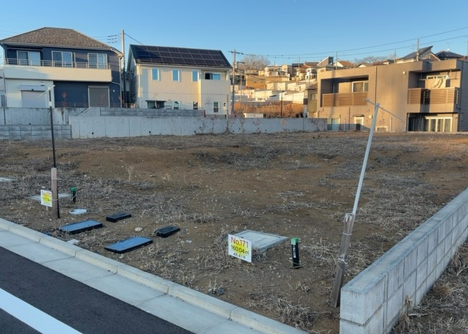 現地に行くなら、物件の周囲の地形がどうなっているかを見ることも大切です。周辺より低くなっている土地では、大雨などで水が集まりやすいため、地盤が弱くなっているということも考えられるため、注意が必要です。