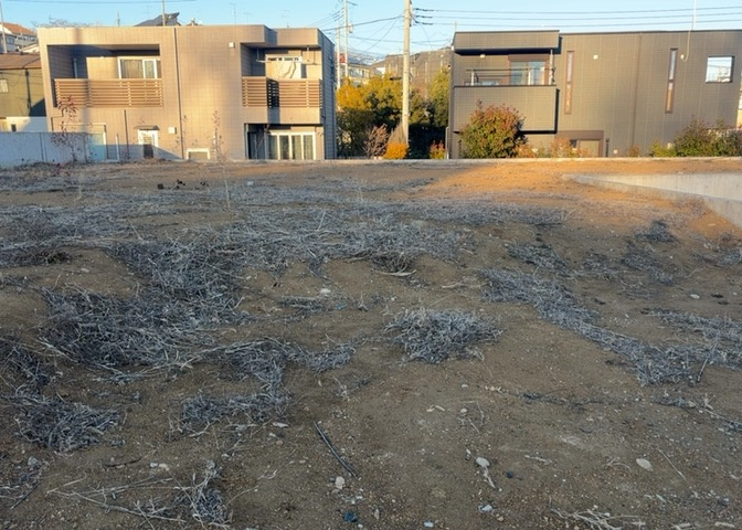土地購入を検討されている場合、境界杭がない状態で購入してしまうと境界確定測量をする必要があり、費用がかかります。購入の前に、売主、隣土地所有者立ち合いのもと境界を確定し境界杭を設置するのがベストです。