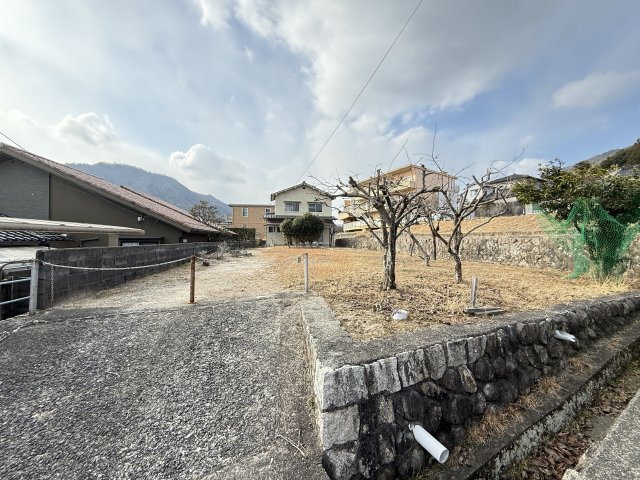 建物解体後は更地となり、自由度の高い住宅プランをご検討いただけます。広い敷地を活かして駐車スペースをゆったり確保したり、平屋住宅を建てたりと、ゆとりある住まいづくりが可能。暮らしの楽しみも広がります。