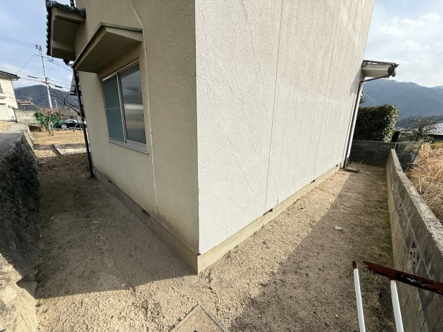 現地では隣地との位置関係や敷地の広がりも確認でき土地の形状や建物配置のイメージもしやすいポイントです。建物は解体後更地でのお引渡し予定のため新築用地として自由度の高い住まいづくりをご検討いただけます。