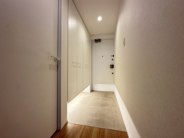 玄関横には、たっぷり収納の大型シューズボックスも嬉しい設備です。